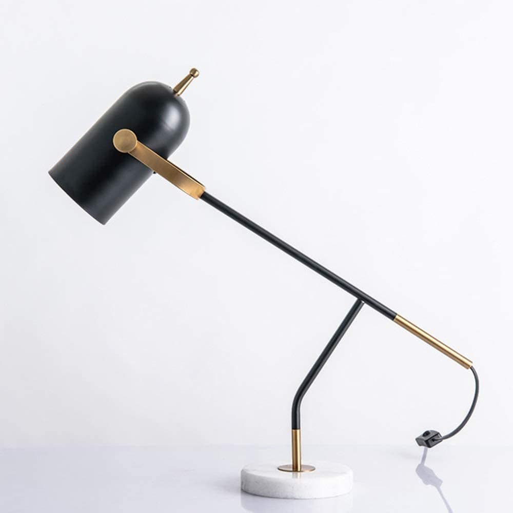 Bureau lamp met verstelbare focus en minimalistisch design voor werkruimtes