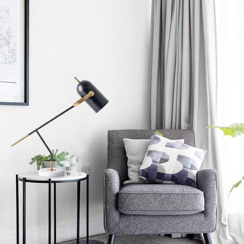 Bureau lamp met verstelbare focus en minimalistisch design voor werkruimtes