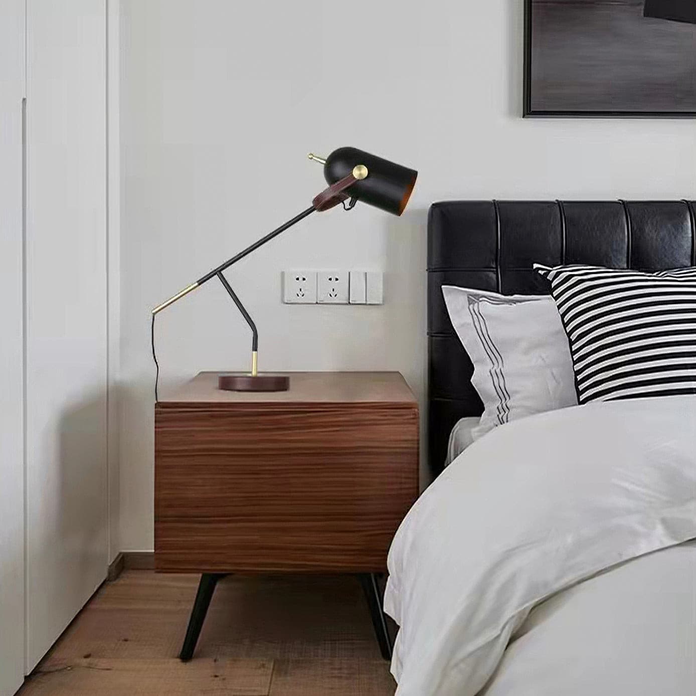 Bureau lamp met verstelbare focus en minimalistisch design voor werkruimtes