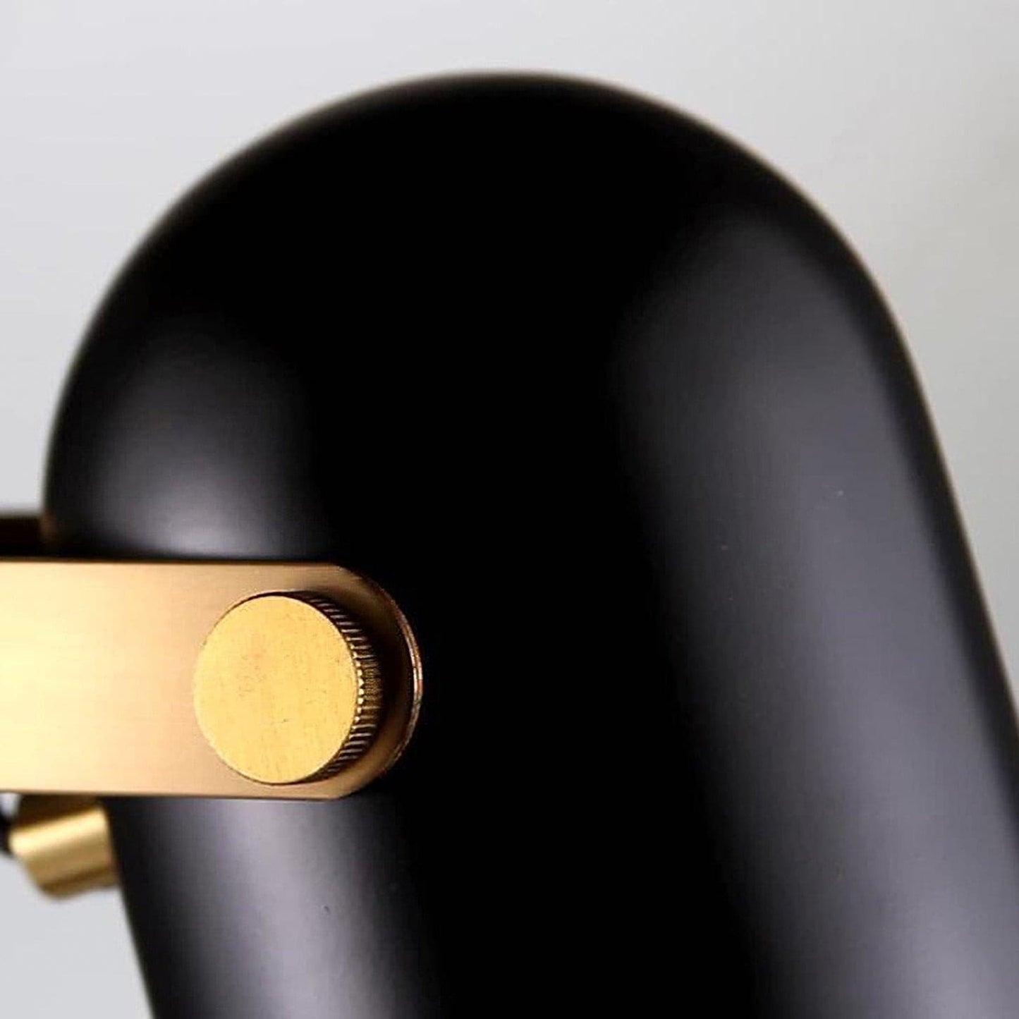Bureau lamp met verstelbare focus en minimalistisch design voor werkruimtes