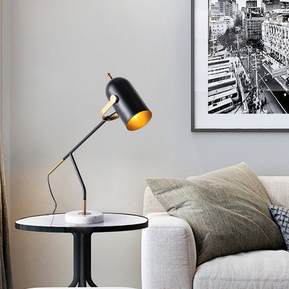 Bureau lamp met verstelbare focus en minimalistisch design voor werkruimtes