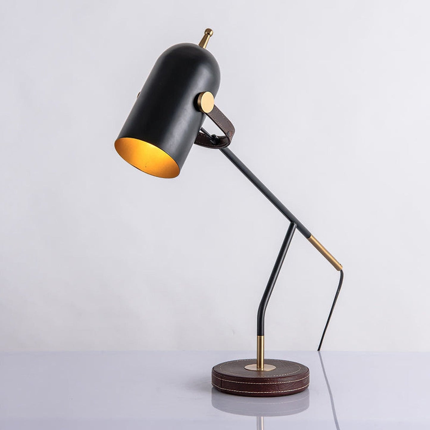 Bureau lamp met verstelbare focus en minimalistisch design voor werkruimtes