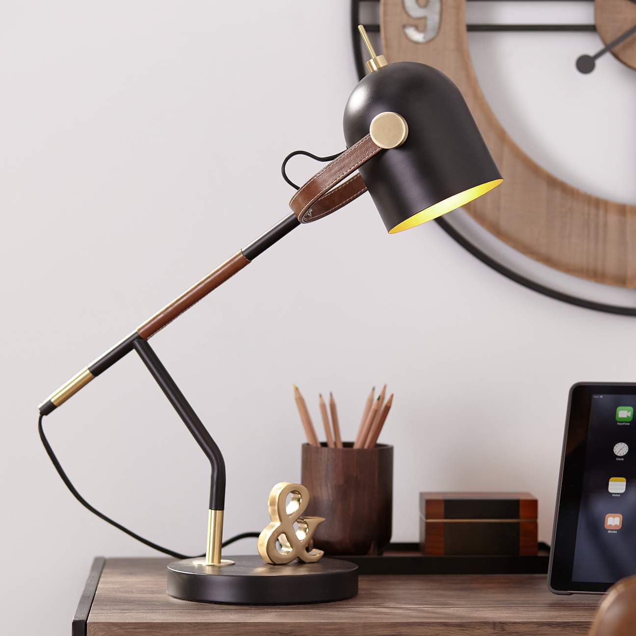 Bureau lamp met verstelbare focus en minimalistisch design voor werkruimtes