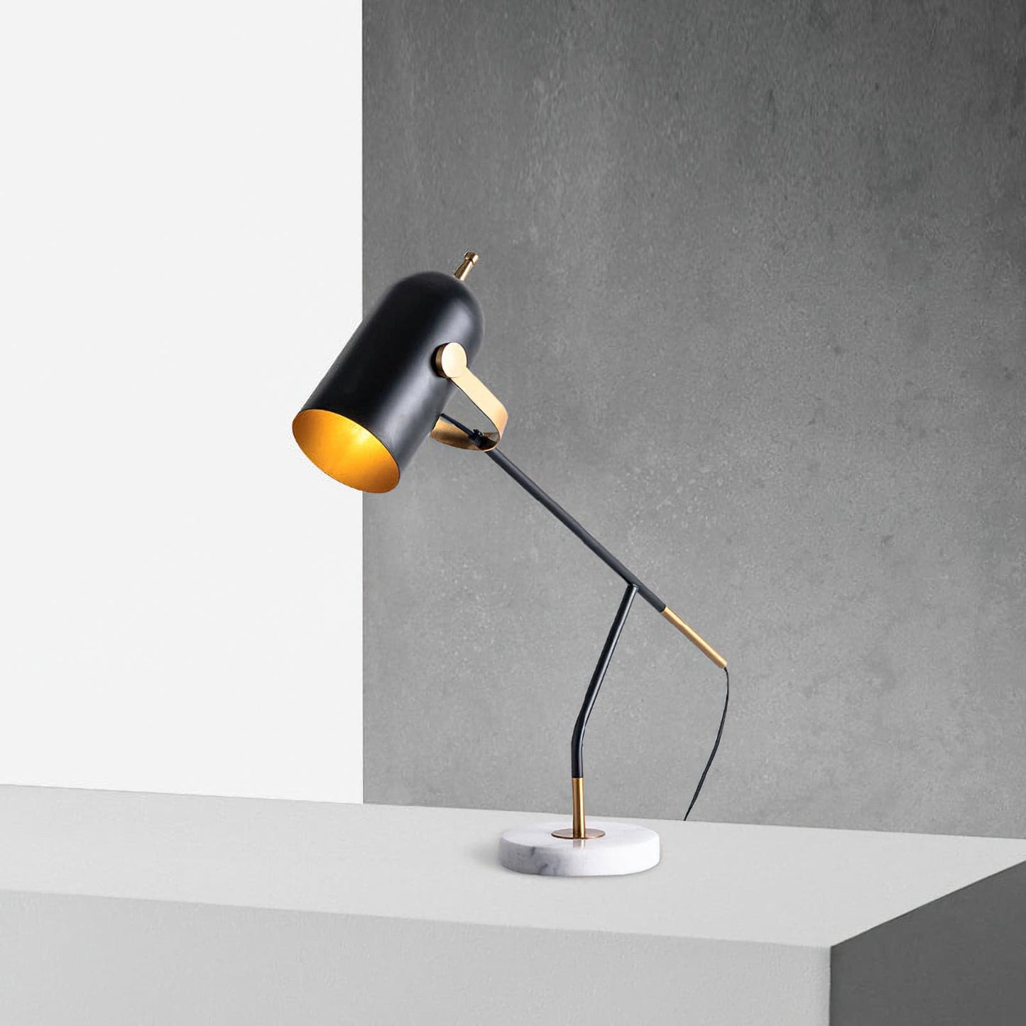 Bureau lamp met verstelbare focus en minimalistisch design voor werkruimtes