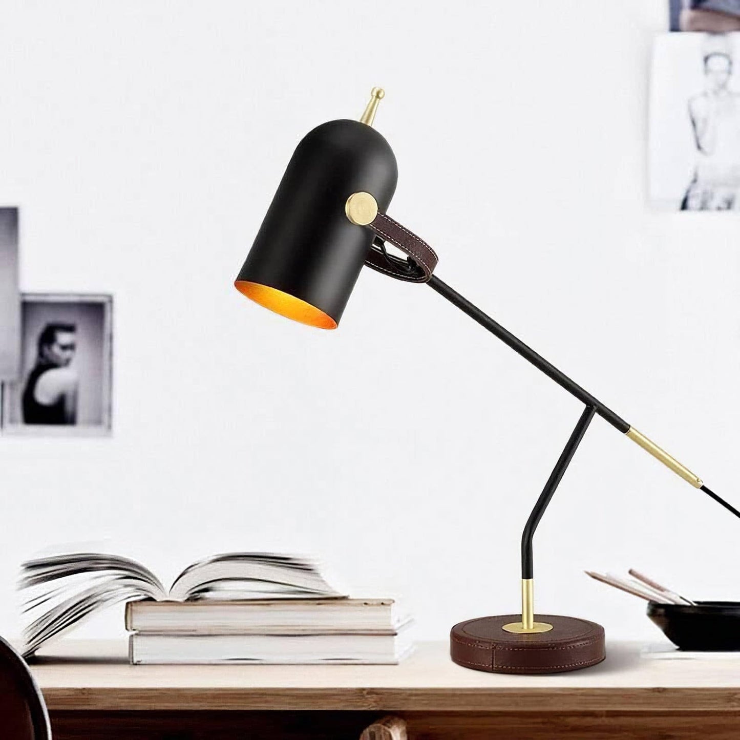 Bureau lamp met verstelbare focus en minimalistisch design voor werkruimtes