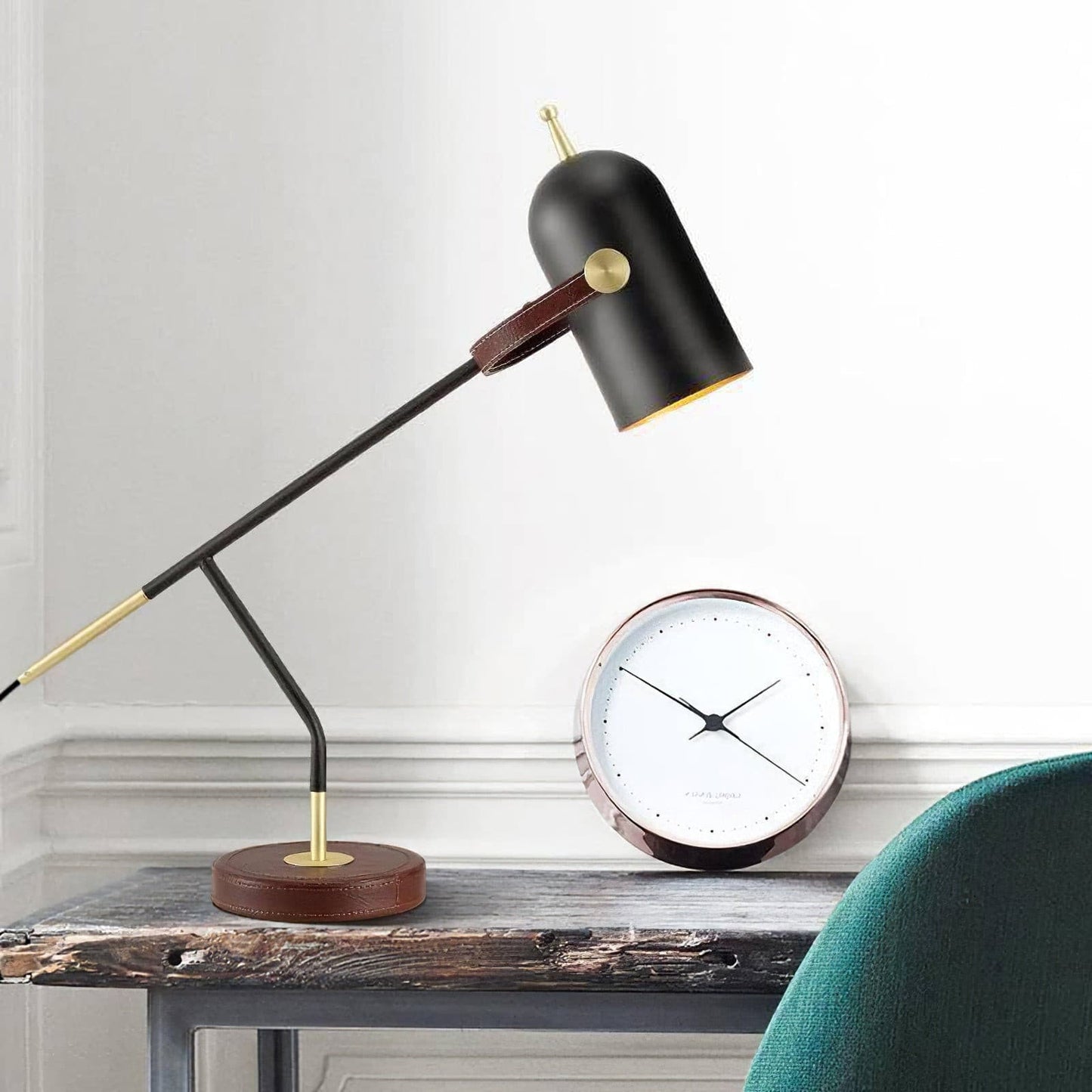Bureau lamp met verstelbare focus en minimalistisch design voor werkruimtes
