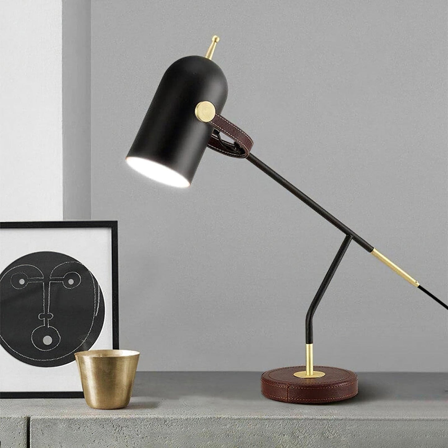Bureau lamp met verstelbare focus en minimalistisch design voor werkruimtes