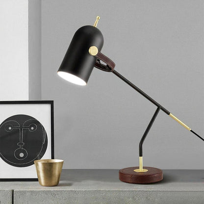 Bureau lamp met verstelbare focus en minimalistisch design voor werkruimtes