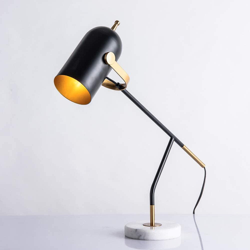 Bureau lamp met verstelbare focus en minimalistisch design voor werkruimtes