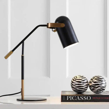 Bureau lamp met verstelbare focus en minimalistisch design voor werkruimtes