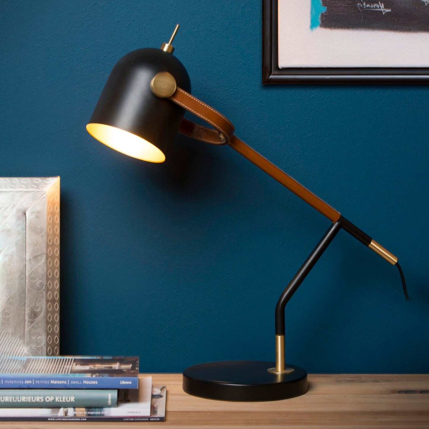 Bureau lamp met verstelbare focus en minimalistisch design voor werkruimtes