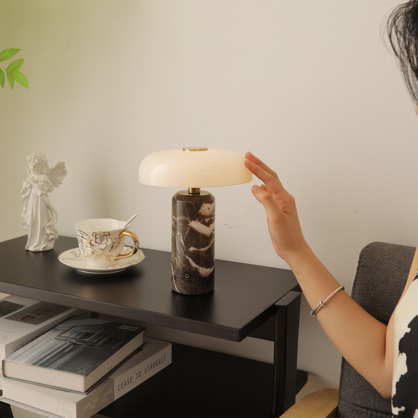 Bureaulamp met marmeren voet en glazen kap