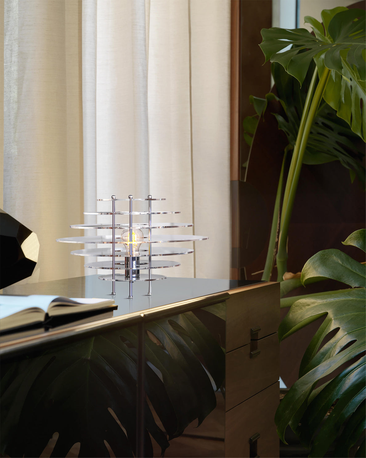 Tafellamp met Metaal en Acryl Behuizing en LED Compatibiliteit voor Binnengebruik