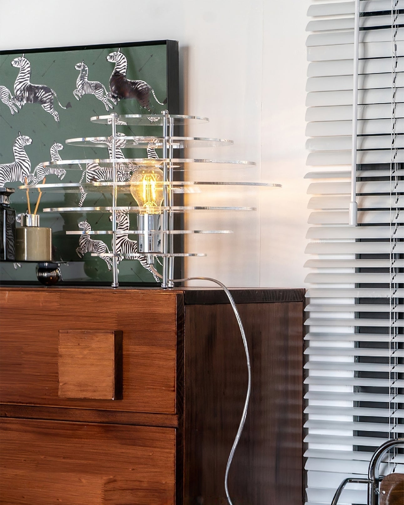 Tafellamp met Metaal en Acryl Behuizing en LED Compatibiliteit voor Binnengebruik