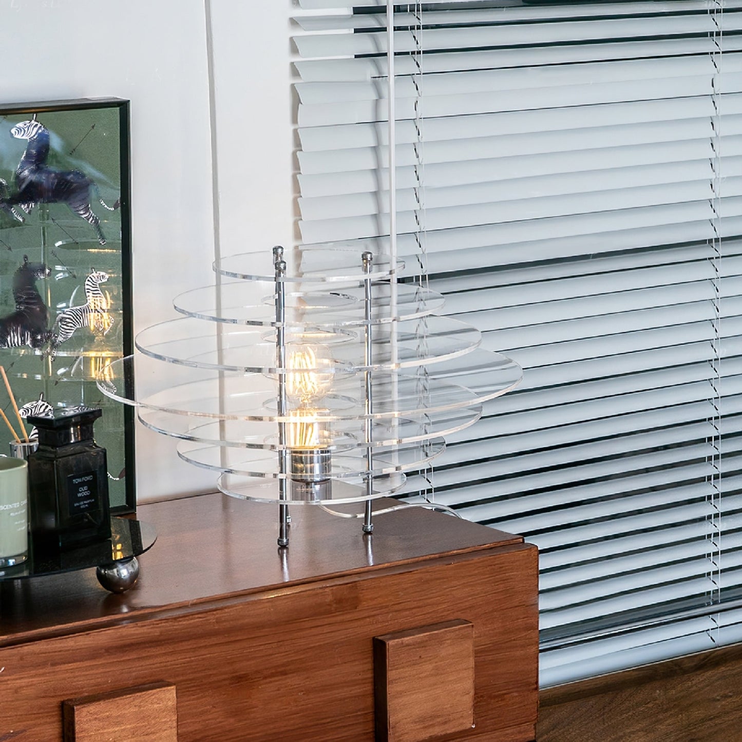 Tafellamp met Metaal en Acryl Behuizing en LED Compatibiliteit voor Binnengebruik