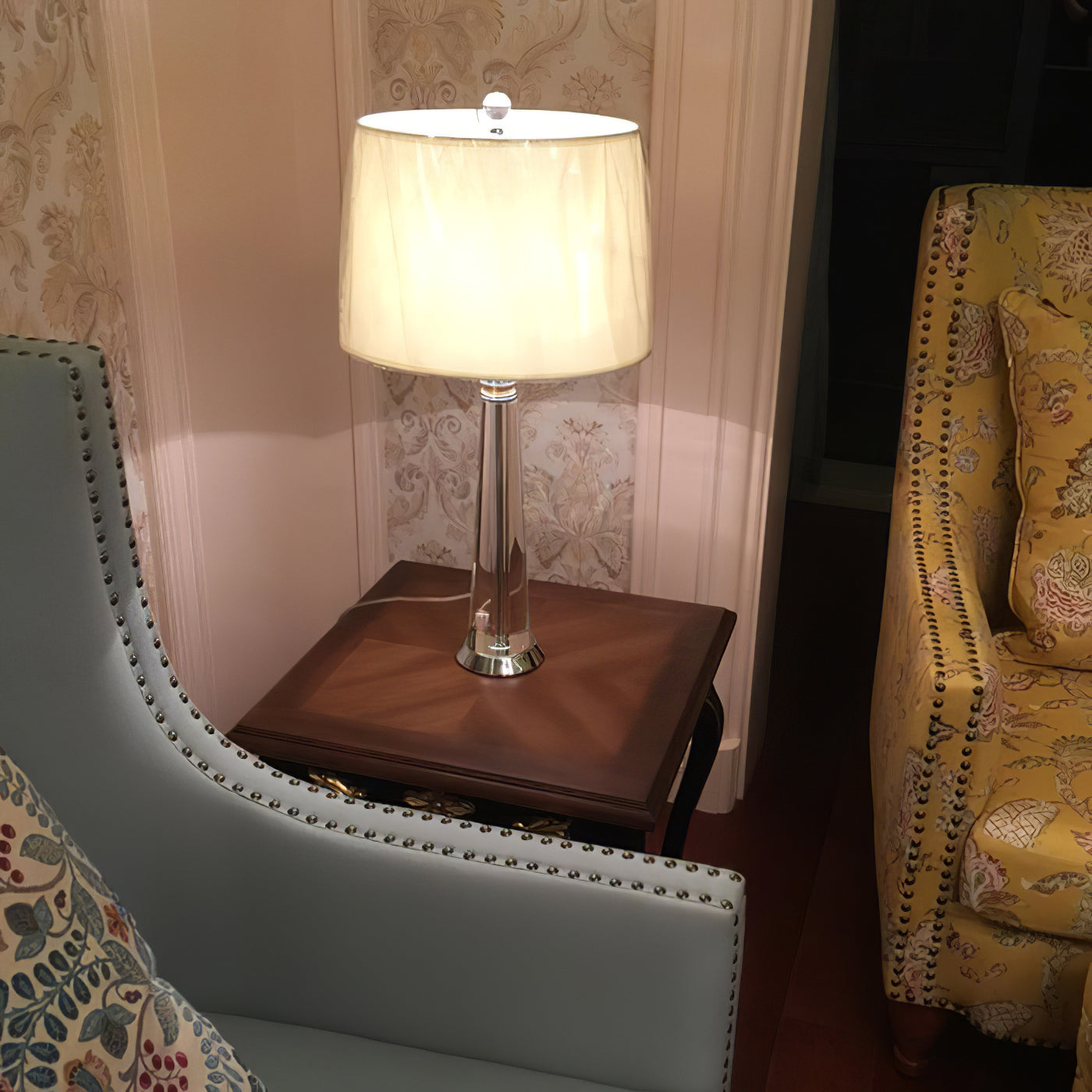 Tafellamp met taps toelopende vorm en linnen lampenkap voor woonkamer en slaapkamer