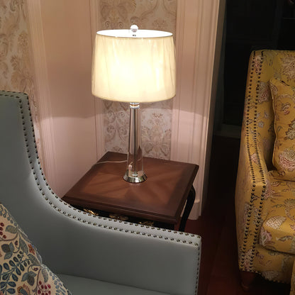 Tafellamp met taps toelopende vorm en linnen lampenkap voor woonkamer en slaapkamer