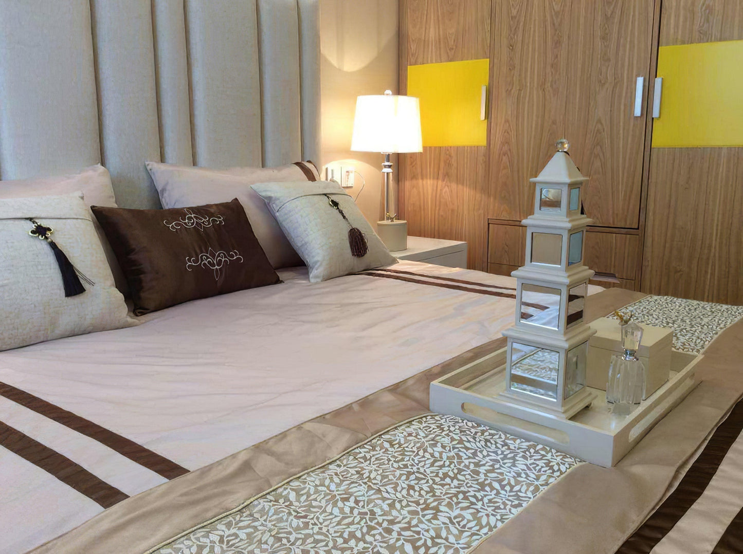 Tafellamp met taps toelopende vorm en linnen lampenkap voor woonkamer en slaapkamer