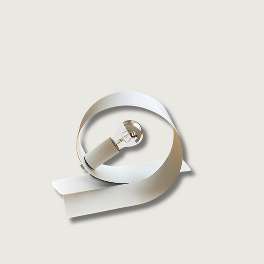 Witte metalen tafellamp met minimalistisch design en drukknopschakelaar