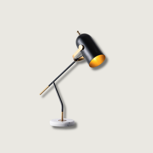 Bureau lamp met verstelbare focus en minimalistisch design voor werkruimtes